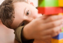 ما هي صفات التوحد الموجودة لدى الأطفال الرضع؟