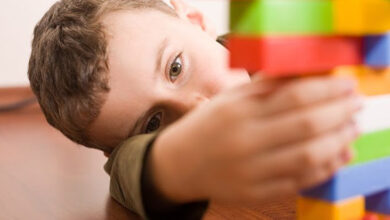 ما هي صفات التوحد الموجودة لدى الأطفال الرضع؟