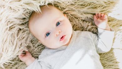 متى يعرف الطفل اسمه