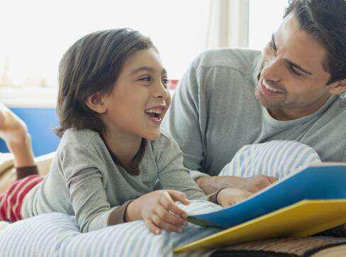 كيف تتواصل مع طفلك الصغير